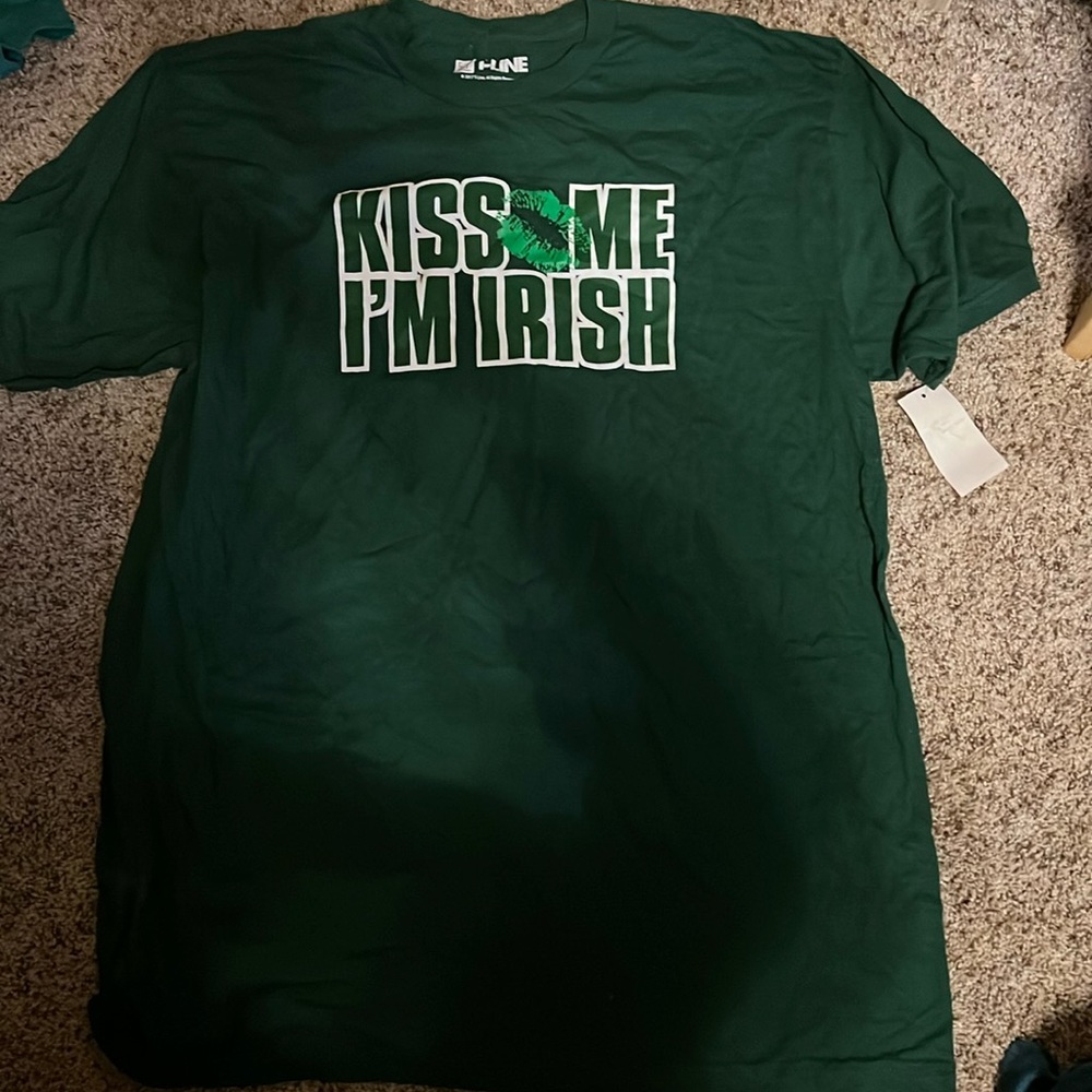 NWT. KISS me I’m Irish. Tee. XL dark green